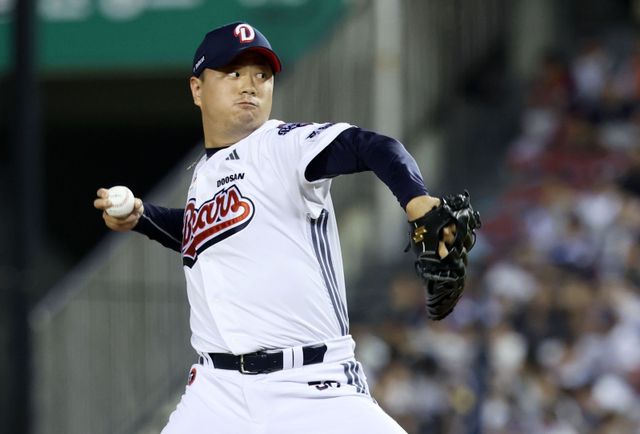 올 시즌이 끝나고 FA 자격을 얻은 투수 이영하, 최원준은 두산의 마운드 재건을 위해 반드시 필요한 자원이라는 평가를 받는다. 김원형 신임 감독도 이들의 필요성을 역설한 상황에서 향후 행보에 관심이 쏠리고 있다. 역투하는 이영하. 뉴시스