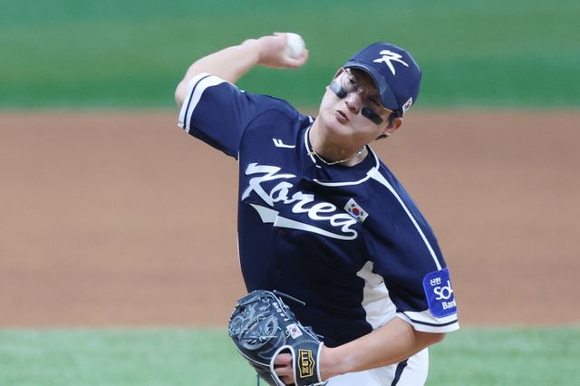 한화 김서현은 정규시즌 막판부터 부진한 투구를 이어오고 있다. 하지만 동료는 그에게 따뜻한 말을 건네며 함께 반등을 기대하고 있다.｜뉴시스