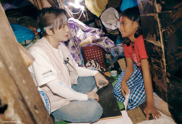가수 김재중이 9월 필리핀 발렌수엘라 지역을 찾아 어린이들에게 희망의 메시지를 전했다. 사진제공ㅣ유니세프 한국위원회