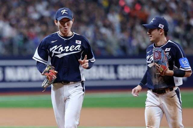 LG 신민재(오른쪽)는 대주자로 1군 생활을 시작해 몇 년 사이 리그 최고 2루수로 도약했다. 그는 WBC 출전을 꿈꾸며 자신에게 온 기회를 어떻게든 살리려고 한다.｜뉴시스