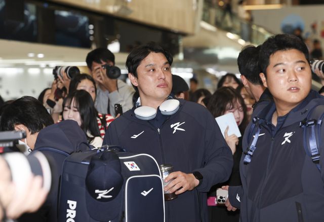 한국야구대표팀은 12일 김포국제공항에서 ‘K-베이스볼 시리즈’가 열릴 일본 도쿄로 출국했다. 그는 출국 전 15, 16일에 열릴 한일전의 필승 각오를 전했다. 김포국제공항｜뉴시스