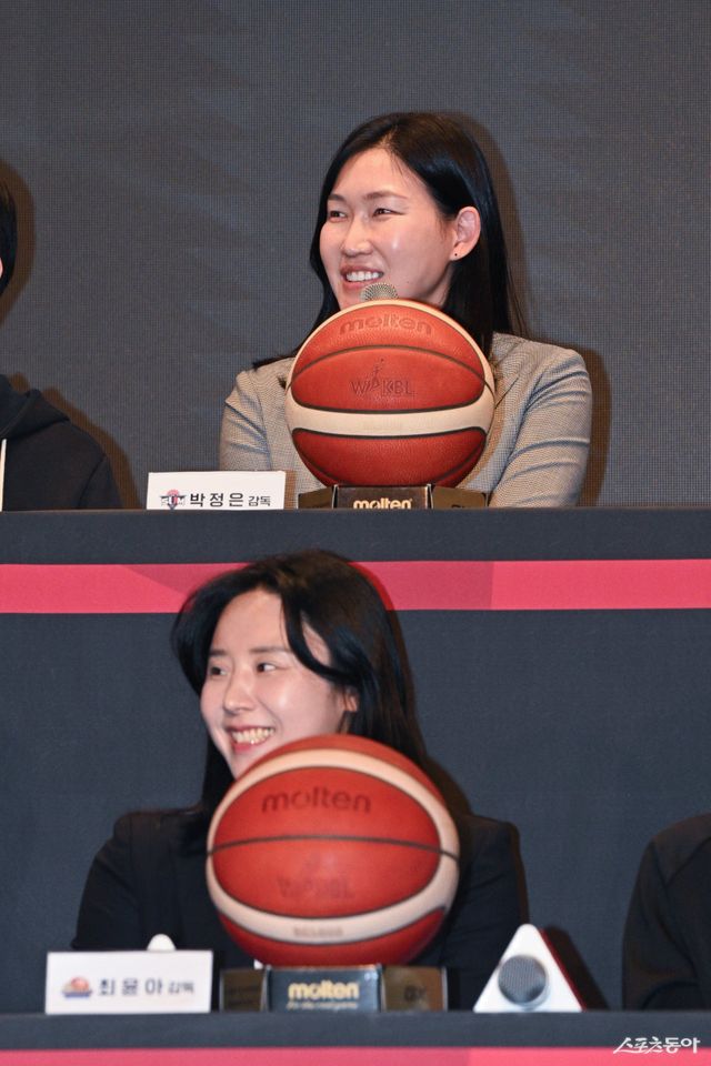 BNK와 신한은행이 16일 부산 사직체육관에서 열릴 ‘BNK금융그룹 2025~2026 여자프로농구’ 개막전에서 맞붙는다. 박정은 BNK 감독(위)과 최윤아 신한은행 감독의 WKBL 최초 여성 사령탑&nbsp;맞대결에도 큰 관심이 쏠린다. 사진제공｜WKBL