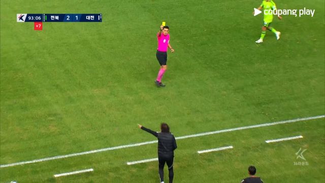 전북 타리코 코치가 8일 전주월드컵경기장에서 열린 대전하나와 K리그1 36라운드 홈경기 도중 판정에 항의하다 김우성 주심으로부터 옐로카드를 받고 있다. 사진출처｜쿠팡플레이 중계화면 캡처