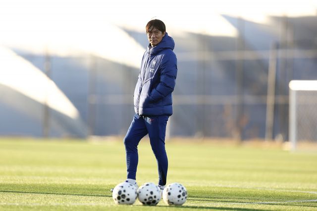 축구국가대표팀 홍명보 감독이 10일 대한민국축구종합센터에서 대표팀 훈련 도중 그라운드에 서있다. 대표팀은 14일 대전에서 볼리비아, 18일 서울에서 가나를 잇달아 상대한다. 사진제공｜대한축구협회