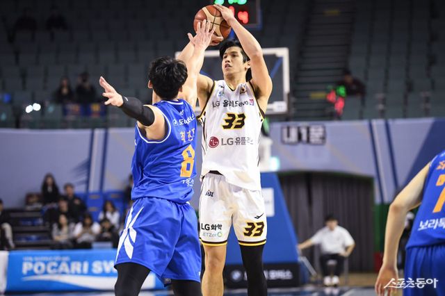 LG 칼 타마요(오른쪽)가 12일 잠실실내체육관서 열린 삼성전 도중 최현민의 수비를 피해 외곽슛을 시도하고 있다. 사진제공｜KBL