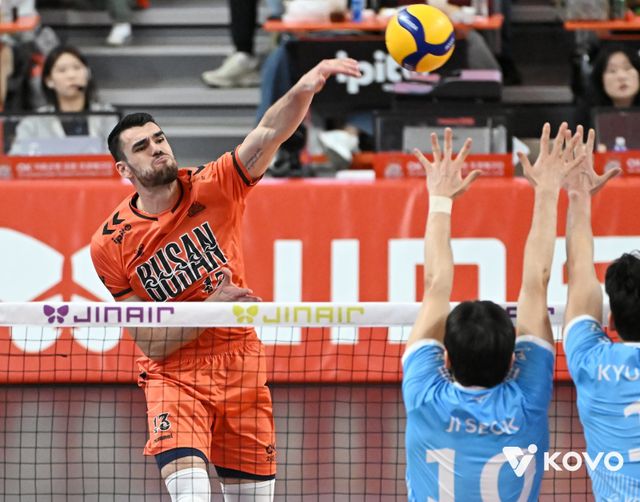 OK저축은행 디미트로프(뒤)는 12일 현재 V리그 남자부 7개 구단 외국인 선수 중 가장 낮은 오픈 공격 성공률(35.64%)을 기록하고 있다. 그가 오픈 토스를 제대로 처리해줘야 팀이 살 수 있다. 사진제공│KOVO