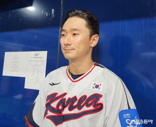 LG 신민재는 대주자로 1군 생활을 시작해 몇 년 사이 리그 최고 2루수로 도약했다. 그는 WBC 출전을 꿈꾸며 자신에게 온 기회를 어떻게든 살리려고 한다. 고척｜박정현 기자