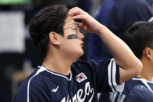 한화 김서현은 정규시즌 막판부터 부진한 투구를 이어오고 있다. 하지만 동료는 그에게 따뜻한 말을 건네며 함께 반등을 기대하고 있다.｜뉴시스