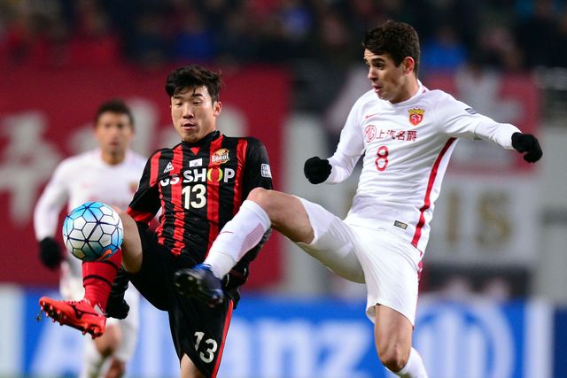 전 브라질축구대표팀 미드필더 오스카(오른쪽)가 최근 브라질 상파울루 소재 트레이닝 센터에서 훈련하던 중 심장문제로 의식을 잃은 뒤 극적으로 회복했다. 그러나 이 여파로 그는 은퇴를 고려하고 있는 것으로 전해졌다. 사진은 상하이 하이강 시절 서울월드컵경기장에서 열린 FC서울과 2017시즌 ACL 원정경기에서 고요한과 공 경합을 하는 모습. 스포츠동아DB