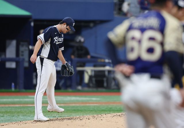 한화 김서현은 정규시즌 막판부터 부진한 투구를 이어오고 있다. 하지만 동료는 그에게 따뜻한 말을 건네며 함께 반등을 기대하고 있다.｜뉴시스