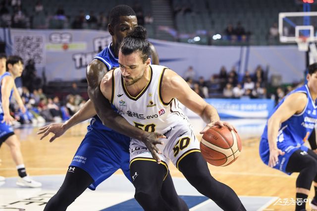 LG 아셈 마레이(50번)가 12일 잠실실내체육관에서 열린 삼성전 도중 앤드류 니콜슨의 수비를 피해 돌파를 시도하고 있다. 사진제공｜KBL