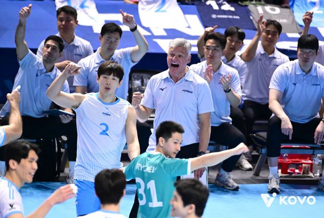 대한항공 헤난 달 조토 감독(가운데)와 선수단이 12일 인천 계양체육관에서 열린 삼성화재와 홈경기 도중 득점한 뒤 기뻐하고 있다. 사진제공｜KOVO