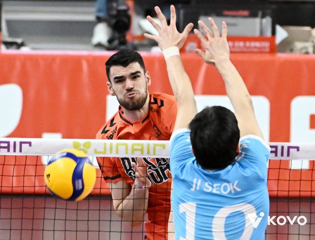 OK저축은행 디미트로프(뒤)는 12일 현재 V리그 남자부 7개 구단 외국인 선수 중 가장 낮은 오픈 공격 성공률(35.64%)을 기록하고 있다. 그가 오픈 토스를 제대로 처리해줘야 팀이 살 수 있다. 사진제공│KOVO