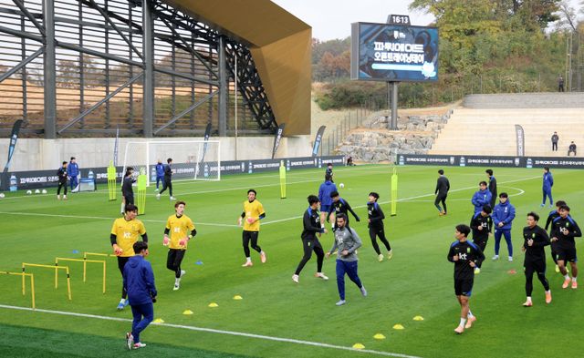 축구국가대표팀은 올해 9월 개관한 충남 천안 소재 축구센터를 거점으로 삼았지만 11월 소집 기간&nbsp;이곳에 머무른 시간은 사흘이 채 안 됐다.&nbsp;소집 기간 센터를 최대한 활용할 수 있는 방안을 찾아야 한다. 사진은 11일 소집 훈련 당시 축구센터에서 훈련하는 선수들. 천안│뉴시스