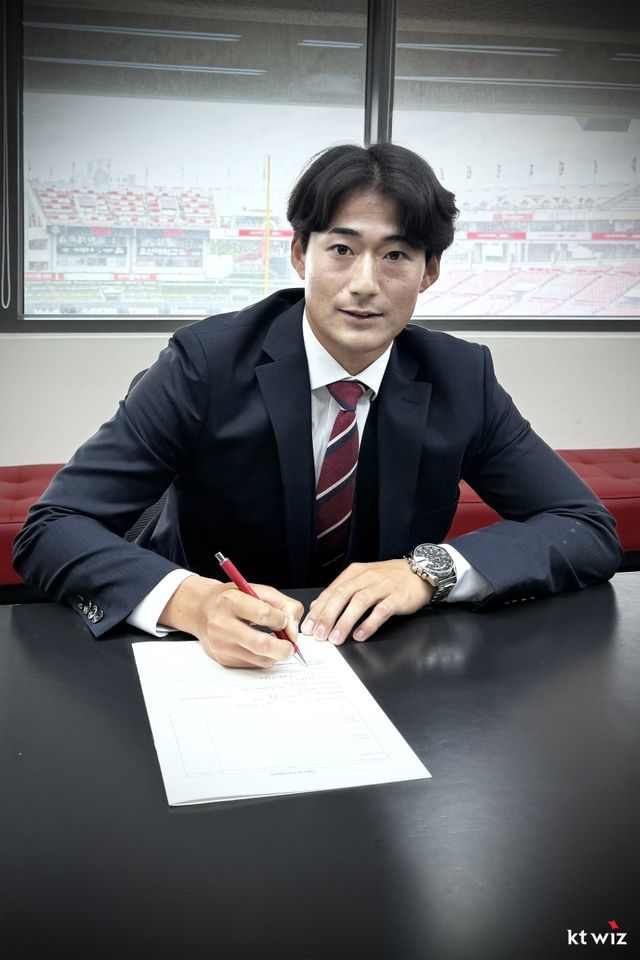 KT 위즈가 13일 아시아쿼터 우투수 스기모토 코우키를 영입했다. 스기모토는 KT 구단의 첫 아시아쿼터 선수다. 스기모토가 계약서에 사인하고 있다. 사진제공｜KT 위즈