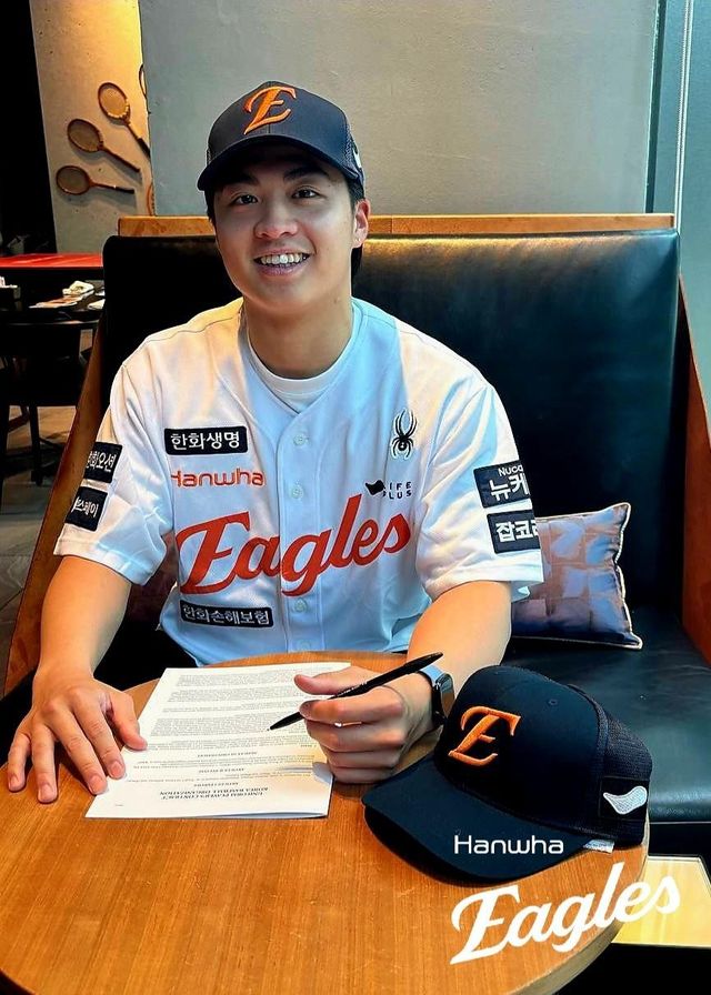 KBO리그 최초 아시아쿼터 선수를 영입한 팀은 한화 이글스였다. 13일 대만 출신 좌투수 왕옌청과 연봉 10만 달러에 사인했다. 왕옌청이 계약서에 사인하고 있다. 사진제공｜한화 이글스