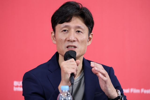 [부산=뉴시스] 박진희 기자 = 이상일 감독이 21일 부산 해운대구 우동 영화의전당 비프힐에서 제30회 부산국제영화제 갈라 프레젠테이션 작품 ‘국보’ 기자회견을 하고 있다. 2025.09.21. pak7130@newsis.com
