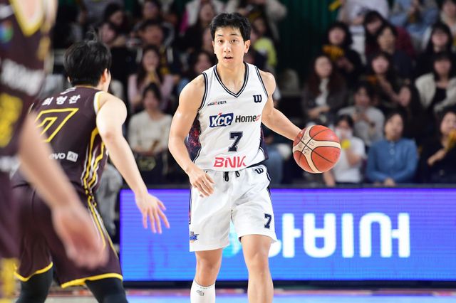 KCC 허훈은 8일 수원 KT전부터 부상에서 복귀했다. 팀은 볼핸들러 허훈을 앞세워 슈퍼팀의 면모를 되찾으려 한다. 사진제공｜KBL