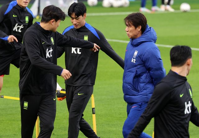 축구대표팀 중앙수비수 김민재와 홍명보 감독이 11일 충남 천안 대한민국축구종합센터에서 진행된 오픈 트레이닝 도중 대화하고 있다. 천안｜뉴시스