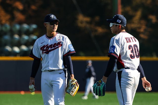 NC 김주원(왼쪽)은 한국야구대표팀의 차기 내야사령관으로 불린다. 그는 한 단계씩 성장해 주전으로 당당하게 뛸 날을 꿈꾼다. 사진제공｜KBO
