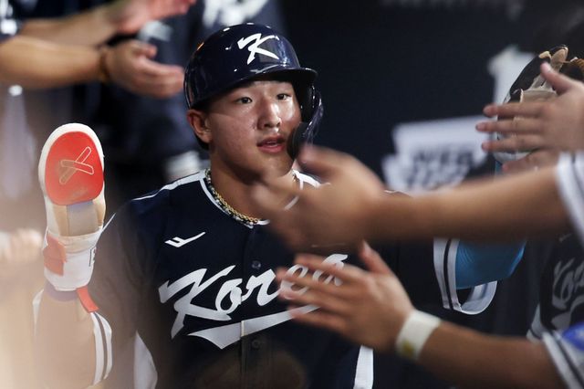 야구국가대표팀의 2번타자 안현민이 9일 고척스카이돔에서 열린 체코와 평가전 도중 득점한 뒤 덕아웃에서 동료들과 기뻐하고 있다. 고척｜뉴시스