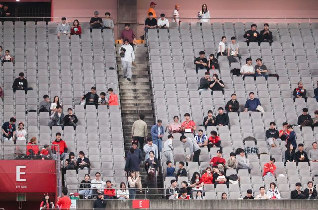 2026북중미월드컵이 7개월 앞으로 다가온 현재 아직까진 월드컵 시즌 특수가 감지되지 않는다. 볼리비아(14일), 가나(18일)와 11월 A매치 2경기 예매도 지지부진해 축구팬들의 싸늘한 민심만 다시 확인할 가능성이 높다. 사진은 지난달 14일 서울월드컵경기장에서 열린 파라과이와 친선경기에서 보인 텅텅 빈 관중석. 뉴시스