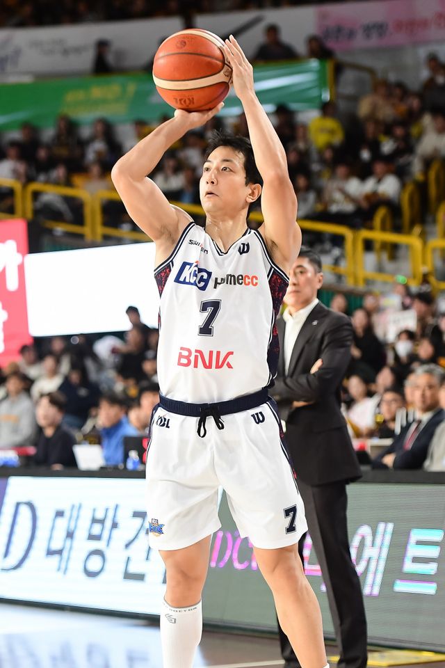 KCC 허훈은 8일 수원 KT전부터 부상에서 복귀했다. 팀은 볼핸들러 허훈을 앞세워 슈퍼팀의 면모를 되찾으려 한다. 사진제공｜KBL