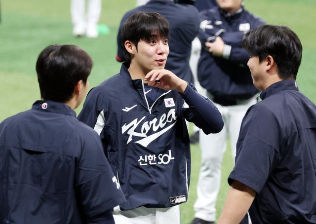 삼성 원태인(가운데)은 ‘K-베이스볼 시리즈’에 차출된 투수 중 세 번째로 나이가 많다. 고참으로서 후배들에게 아낌없는 조언을 건네며 책임감 있는 모습을 보이려고 한다.｜뉴시스