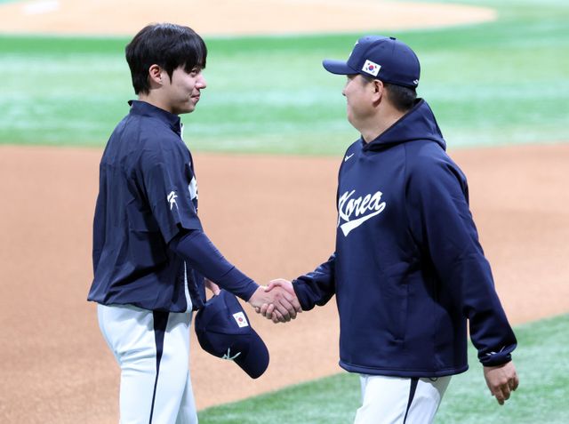 삼성 원태인(왼쪽)은 ‘K-베이스볼 시리즈’에 차출된 투수 중 세 번째로 나이가 많다. 고참으로서 후배들에게 아낌없는 조언을 건네며 책임감 있는 모습을 보이려고 한다.｜뉴시스