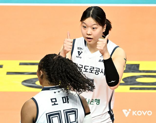 도로공사 이지윤(뒤)은 이번 시즌 신인드래프트 전체 1순위 지명을 받고 프로에 데뷔한 뒤 순항하고 있다. 지금 기세를 이어가면 팀 선배 김세빈, 김다은에 이어 도로공사의&nbsp;3시즌 연속 영플레이어상 수상자&nbsp;배출을 이뤄낼 수 있다. 사진제공│KOVO