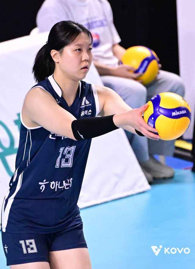 도로공사 이지윤은 이번 시즌 신인드래프트 전체 1순위 지명을 받고 프로에 데뷔한 뒤 순항하고 있다. 지금 기세를 이어가면 팀 선배 김세빈, 김다은에 이어 도로공사에 3시즌 연속 영플레이어상 수상자 배출을 안길 수 있다. 사진제공│KOVO