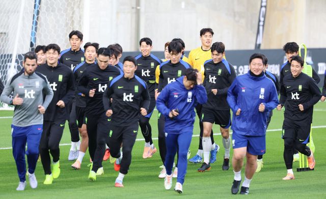 주장 손흥민과 황희찬 등 축구대표팀 선수들이 11일 충남 천안의 대한민국축구종합센터에서 열린 오픈 트레이닝에서 러닝으로 몸을 풀고 있다. 천안｜뉴시스