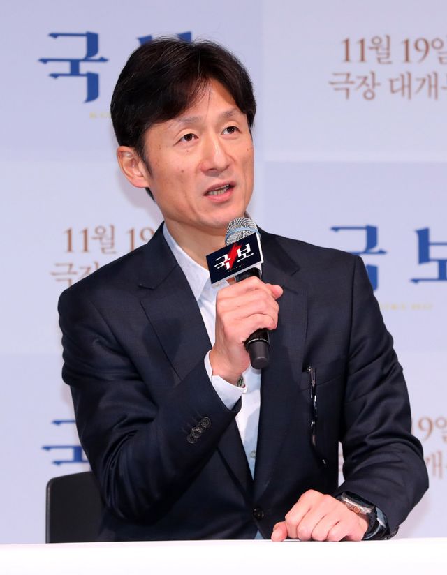 [서울=뉴시스] 김혜진 기자 = 일본 천만영화 ‘국보’를 연출한 재일 한국인 이상일 감독이 13일 오후 서울 용산구 CGV용산아이파크몰에서 열린 영화 ‘국보’ 언론시사회에서 취재진의 질문에 답하고 있다. 일본에서 천만 관객을 돌파해 약 1600억원의 흥행 수익을 기록하며 일본 실사 영화로는 23년 만에 최대 기록을 세운 영화 ‘국보’는 일본 전통 무대예술 가부키의 아름다움과 극적 감동을 담아낸 작품이다. 영화는 야쿠자 집안 출신 소년 ‘키쿠오’(요시자와 료)가 가부키의 ‘온나가타’(여성 역할을 연기하는 남성 배우)로 성장하고, 만개하며, 부침을 겪는 50여년의 이야기를 그린다. 2025.11.13. jini@newsis.com