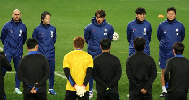 홍명보 감독과 축구대표팀 선수들이 볼리비아와 평가전을 앞둔 13일 대전월드컵경기장에서 공식 훈련을 하기 앞서 간단한 팀 미팅을 진행하고 있다. 대전｜뉴시스