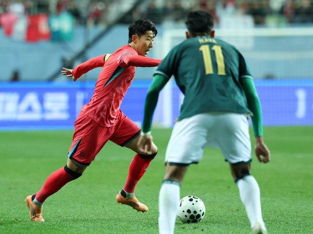 축구대표팀 주장 손흥민(왼쪽)이 14일 대전월드컵경기장에서 열린 볼리비아와 평가전에서 상대 선수를 바라보며 슛을 시도하고 있다. 대전｜뉴시스