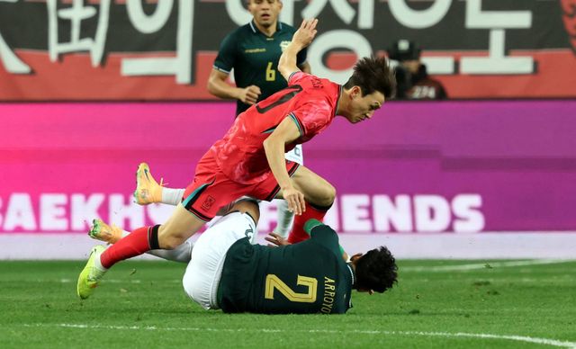 축구대표팀 이재성이 14일 대전월드컵경기장서 열린 볼리비아 평가전 도중 상대 수비수로부터 거친 태클을 당하고 있다. 대전｜뉴시스