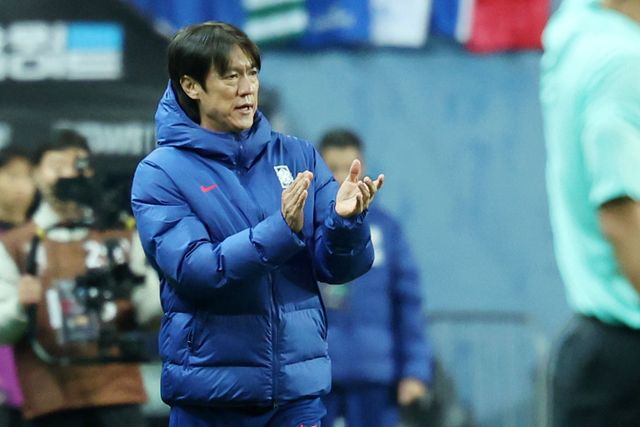 홍명보 축구대표팀 감독이 14일 대전월드컵경기장서 열린 볼리비아 평가전 도중 박수를 치며 선수들을 독려하고 있다. 대전｜뉴시스
