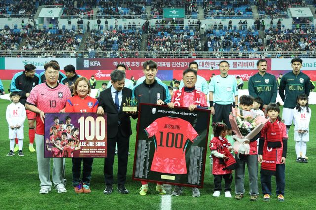축구대표팀 이재성(가운데)의 센추리클럽 기념행사가 14일 대전월드컵경기장에서 진행됐다. 대전｜뉴시스