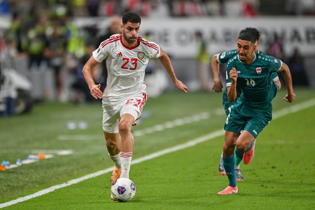 UAE 술탄 아딜(왼쪽)이 14일(한국시간) UAE 아부다비에서 열린 북중미월드컵 아시아 5차 예선 플레이오프 1차전 홈경기서 이라크 아미르 포우드의 견제를 피해 드리블하고 있다. 아부디바｜AP뉴시스