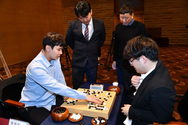 대국 종료 후 박정환 9단(왼뽁)과 랴오위안허 9단이 복기를 하고 있다. 한국기원 제공