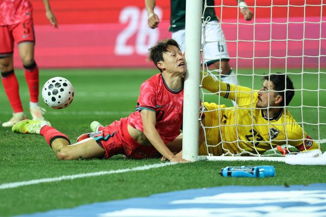 축구대표팀 이재성(가운데)이 14일 대전월드컵경기장서 열린 볼리비아 평가전 전반 11분 다이빙 헤더를 한 뒤 골대에 얼굴을 부딪히고 있다. 대전｜뉴시스
