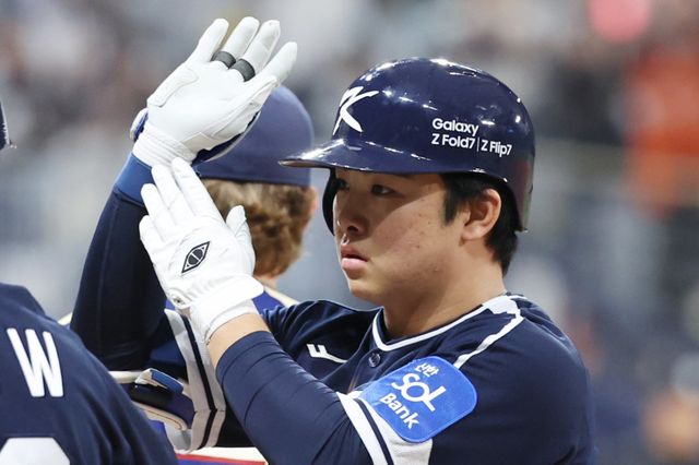 문현빈은 15일 도쿄돔서 열린 ‘K-베이스볼 시리즈’ 일본과 평가전 첫 번째 경기에서 7번타자 좌익수로 선발출전했다. 5회초 석연치 않은 판정으로 안타를 빼앗기며 아쉬움을 남겼다.｜뉴시스