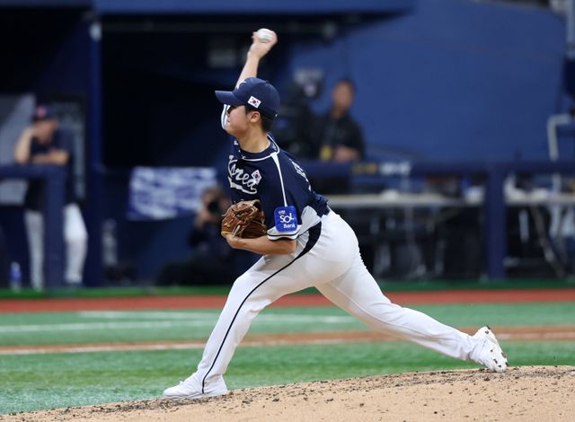 정우주는 16일 일본 도쿄돔에서 열릴 ‘K-베이스볼 시리즈’ 2차전에서 선발등판할 예정이다. 다른 후보들을 제치고 깜짝 선택을 받았다.｜뉴시스