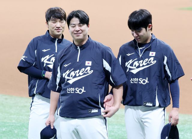 한화 노시환(가운데)은 국제경기에서 뚜렷한 성과를 낸 대표팀 주축타자다. 그가 한일전 9연패 탈출의 선봉에 설지 많은 관심이 쏠린다.｜뉴시스