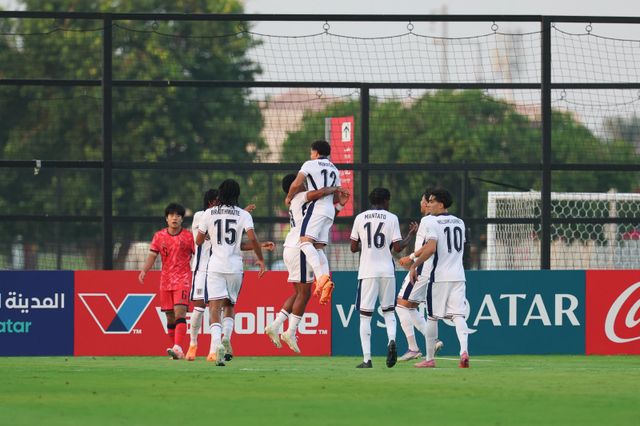 U-17 잉글랜드대표팀 선수들이 15일(한국시간) 도하의 어스파이어존 제8경기장에서 열린 한국과 2025 카타르 U-17 월드컵 32강전에서 1-0으로 앞선 전반 35분 추가골을 넣은 뒤 기뻐하고 있다. U-17 한국대표팀은 조별리그 F조에서&nbsp;2승1무를 기록해 2위로 32강에 오르며 역대 최고성적(8강) 이상을 바라봤지만 아쉽게 잉글랜드를 넘지 못했다. 사진제공│대한축구협회