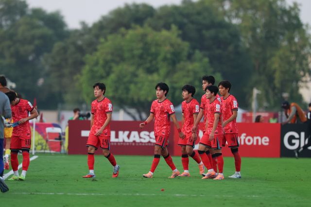 U-17 대표팀 선수들이 15일(한국시간) 도하의 어스파이어존 제8경기장에서 열린 2025 카타르 U-17 월드컵 32강전에서 잉글랜드에 0-2로 패한 뒤 아쉬워하고 있다. 조별리그 F조에서 2승1무를 기록해 2위로 32강에 오르며 역대 최고성적(8강) 이상을 바라봤지만 아쉽게 잉글랜드를 넘지 못했다. 사진제공│대한축구협회