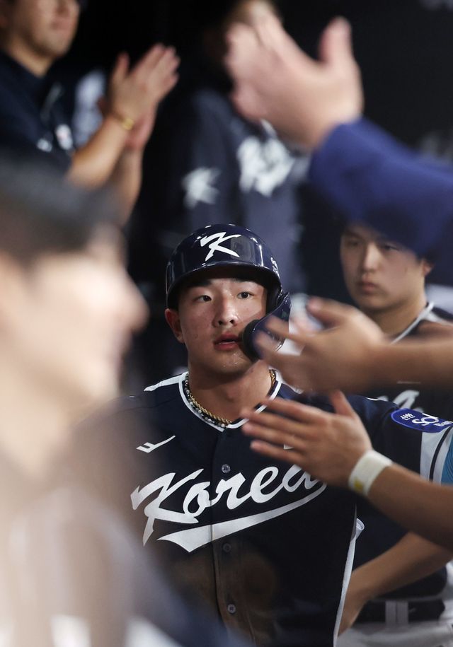 안현민은 15일 도쿄서 열린 도쿄돔서 열린 ‘K-베이스볼 시리즈’ 일본과 1차전 4회초 선취 투런포를 터트리며 공격에 활력을 불어넣었다.｜뉴시스