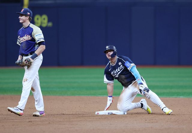 안현민(오른쪽)은 15일 도쿄돔서 열릴 ‘K-베이스볼 시리즈’ 일본과 평가전 첫 경기에서 2번타자 우익수로 선발출전한다.｜뉴시스