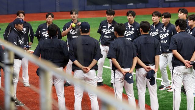 대표팀은 15일 도쿄서 열린 ‘K-베이스볼 시리즈’ 일본과 평가전 첫 번째 대결에서 4-11로 패했다. 투수들이 사사구 11개를 헌납하며 무너진 부분이 아쉬웠다. 사진은 대표팀 투수조의 국내 훈련.｜뉴시스