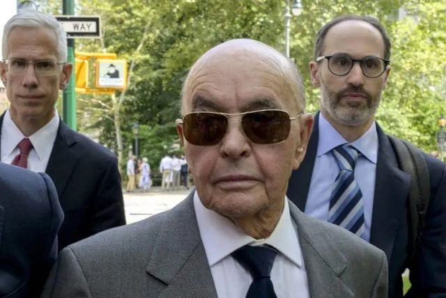 글로벌 스포츠 매체 ‘디 애슬레틱’은 14일(한국시간) “백악관 관계자에 따르면, 루이스는 건강 문제 치료와 미국에 거주하는 손자·증손자들을 만나기 위해 사면을 요청했고, 트럼프 대통령이 이를 승인했다. 2024년 미국 뉴욕 법원에서 내부자거래 혐의로 유죄를 인정하고 500만 달러(약 72억 원)&nbsp;벌금과 3년 보호관찰 처분을 받은 지 1년여 만이다”고 보도했다. 사진출처｜디 애슬레틱